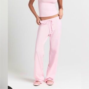 SKIMS PINK LOUNGE PAJAMA SET
• TANK TOP & PANTS CHERRY BLOSSOM